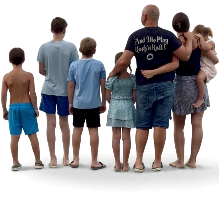 Unsere Familie, freigestellt, steht Arm in Arm zusammen