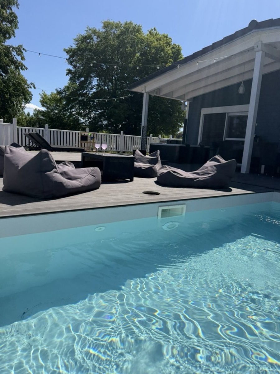 Pool mit Sitzgelegenheiten
