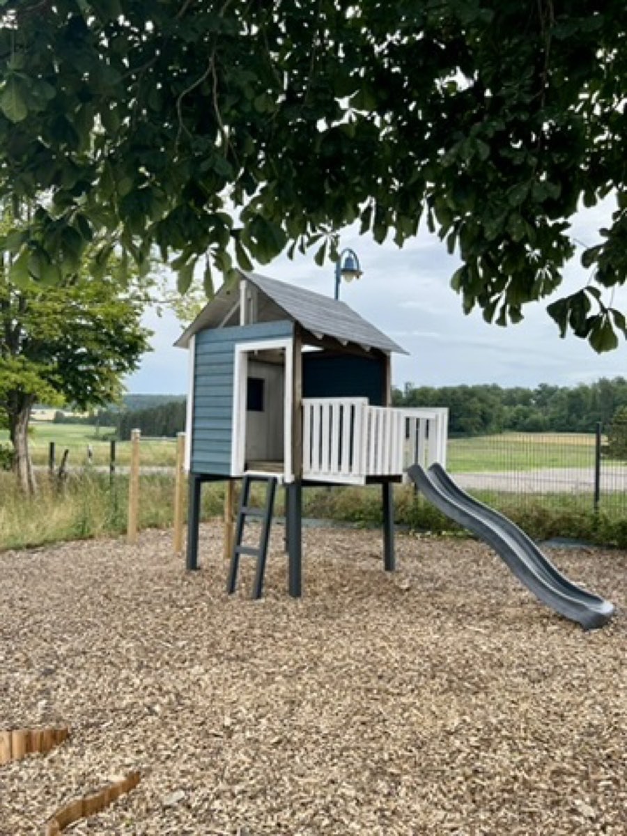Spielplatz auf dem Grundstück
