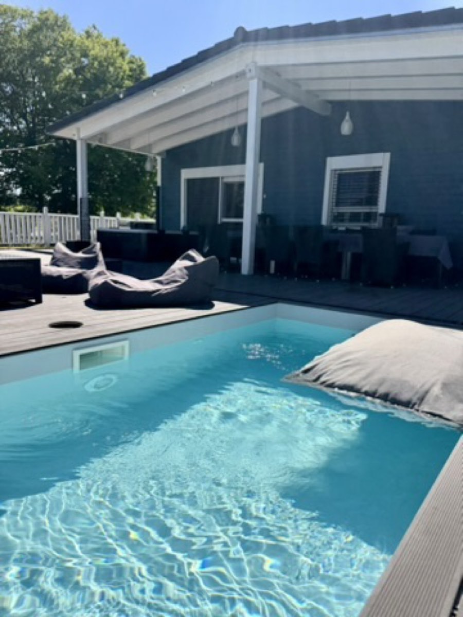 Pool mit Liegen vor dem Haus