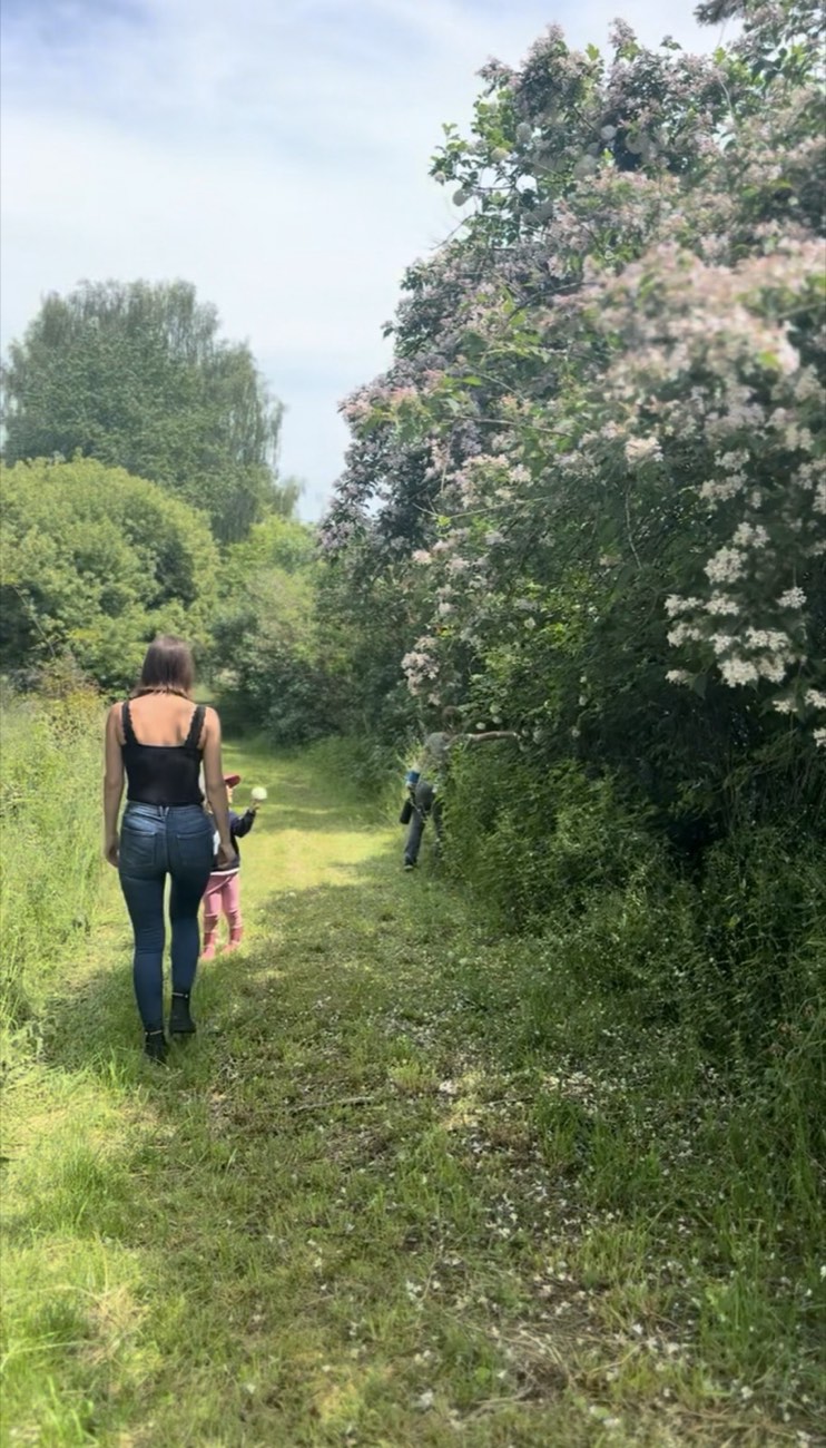 Gemeinsamer Spaziergang am Wegesrand